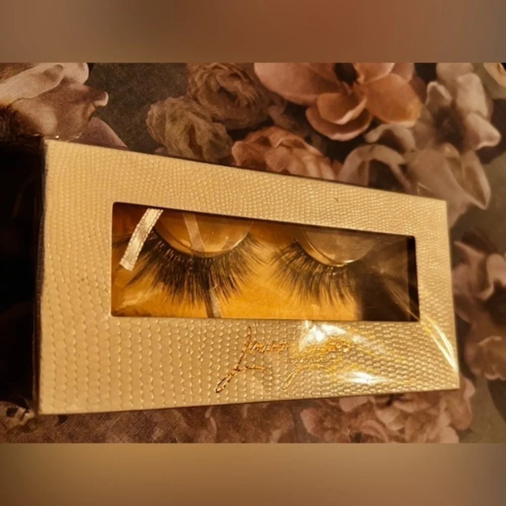 Brand new Lavaa Lashes artificial lashes, style Charm